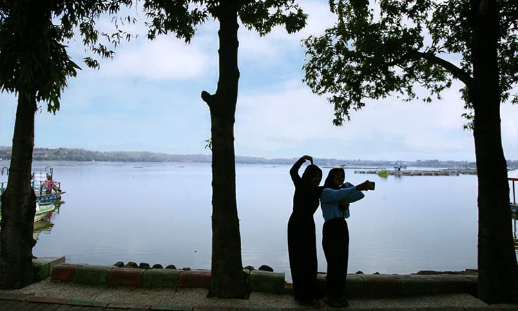 IKONIK: Pengunjung Ranu Grati saat mengabadikan momen dengan berfoto. Ranu Grati memang menjadi salah satu ikon wisata di Kabupaten Pasuruan.