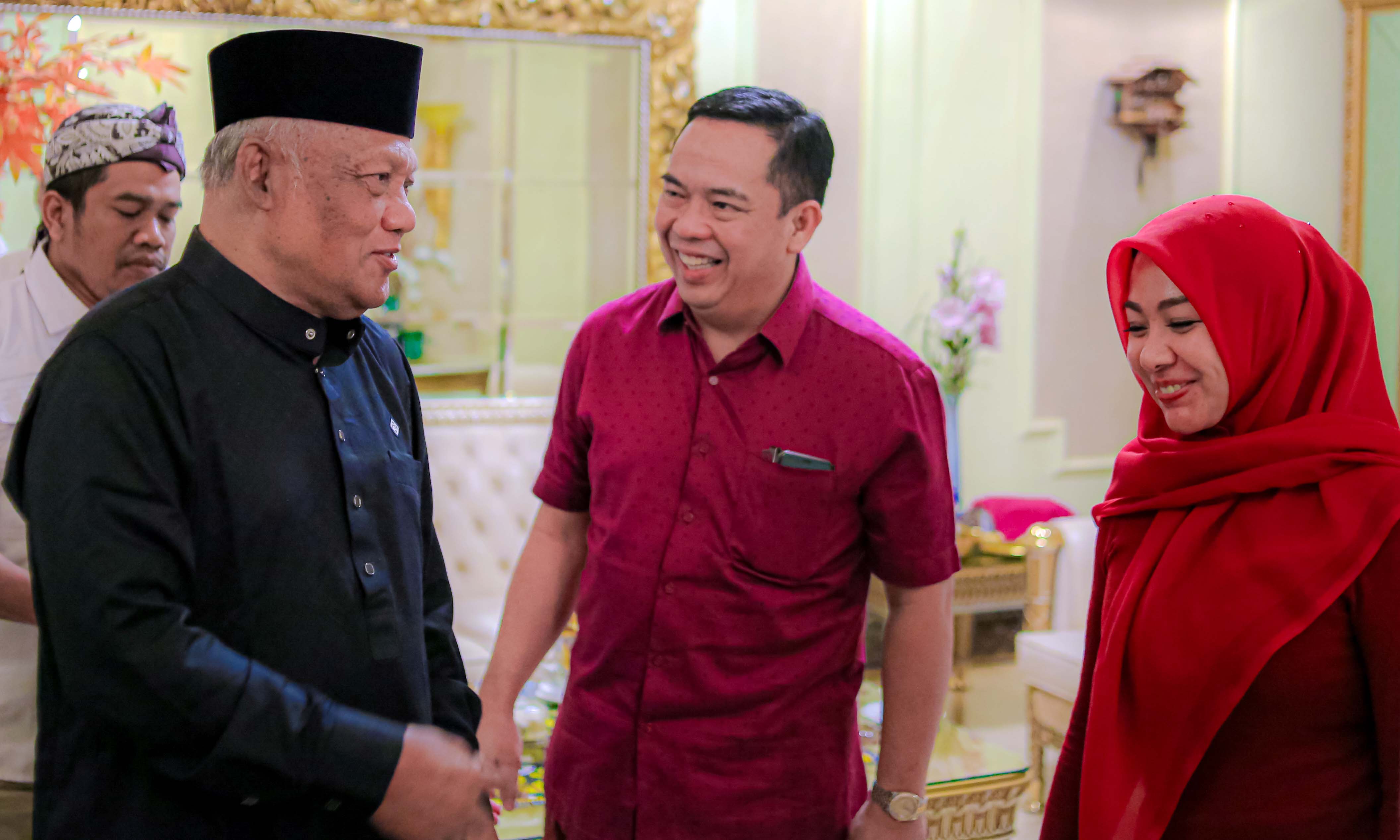 AKRAB: HM Buchori saat ngobrol bareng dr Aminuddin di sela-sela suksesi di Pilwali Probolinggo, beberapa waktu lalu.