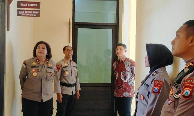 DARIPADA MANGKRAK: Kapolres Pasuruan Kota dan jajarannya saat meninjau bangunan markas Panggungrejo beberapa waktu lalu.