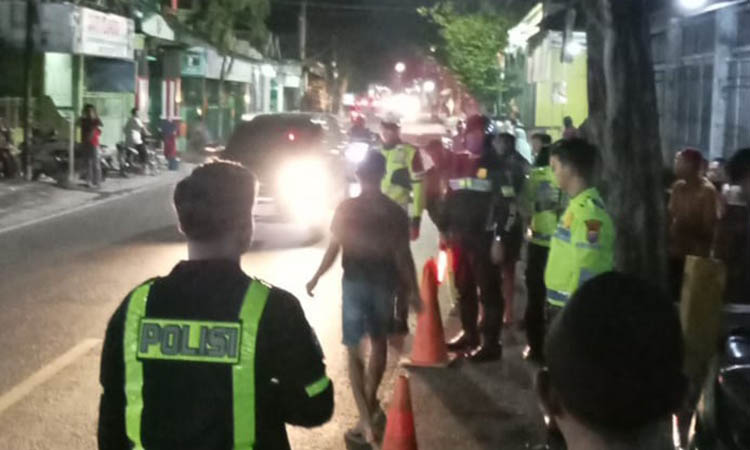 MEMILUKAN: Lokasi kejadian kecelakaan yang menewaskan Siti, 30. Korban tewas, usai terlindas truk trailer.