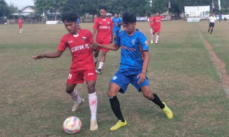 TEMPEL LAWAN: Laga antara Kejayan FC (kostum merah) melawan Rembang United di Lapangan A Yani Grati, Rabu (17/9) sore.