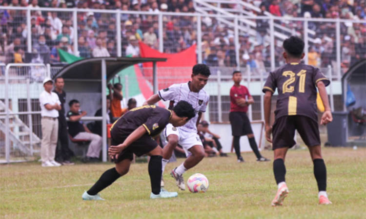 MASIH JUNIOR: Winger Lekok United Achmad Sulaiman saat dikepung pemain Gempol FC.