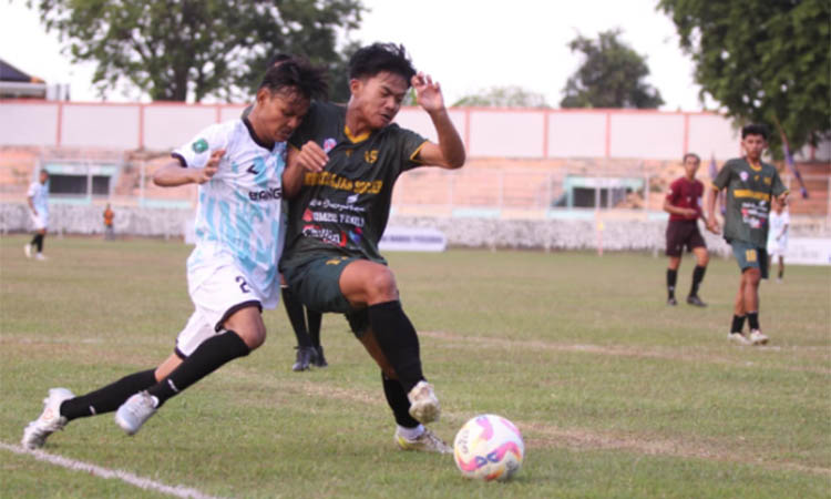 TEMPEL KETAT: Defender Bangil FC (kostum putih) Eko Evan Alfredo dikawal pemain Tutur FC.