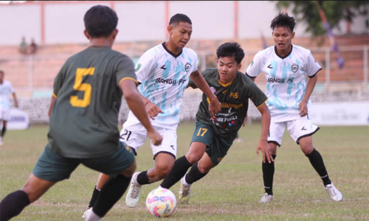 SUDAH TIGA GOL: Striker Bangil FC Lukman Fajri diapit dua pemain Tutur FC saat bertanding di STadion R Soedarsono, Pogar, Bangil, Rabu (17/9) sore.