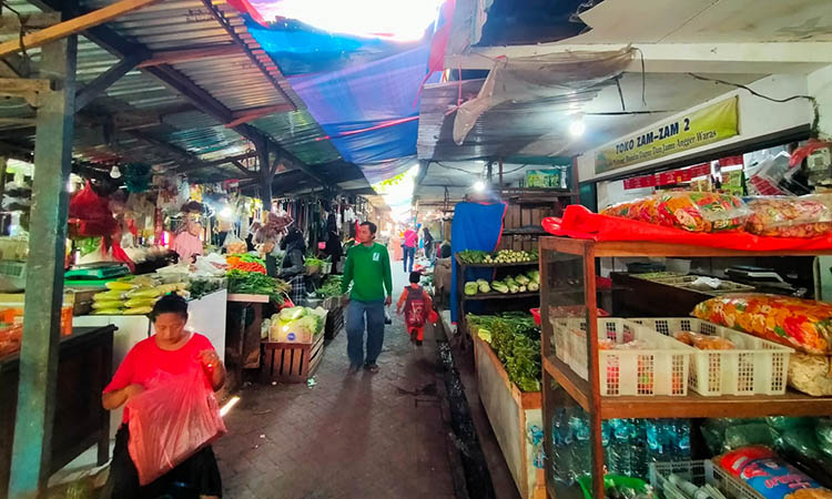 BUTUH SENTUHAN: Kondisi Pasar Bangil yang membutuhkan sentuhan. Tahun ini, DED dirancang untuk menyiapkan revitalisasi pasar tradisional tersebut.