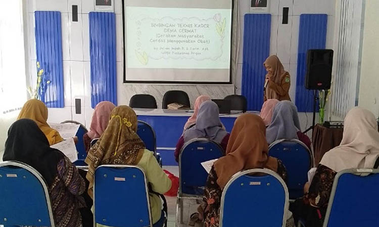 EDUKASI: Petugas kesehatan Puskesmas Prigen memberikan edukasi berkaitan penggunaan obat. Dengan cara ini, diharapkan kader-kader kesehatan memahami penggunan obat-obatan kimia dengan benar.