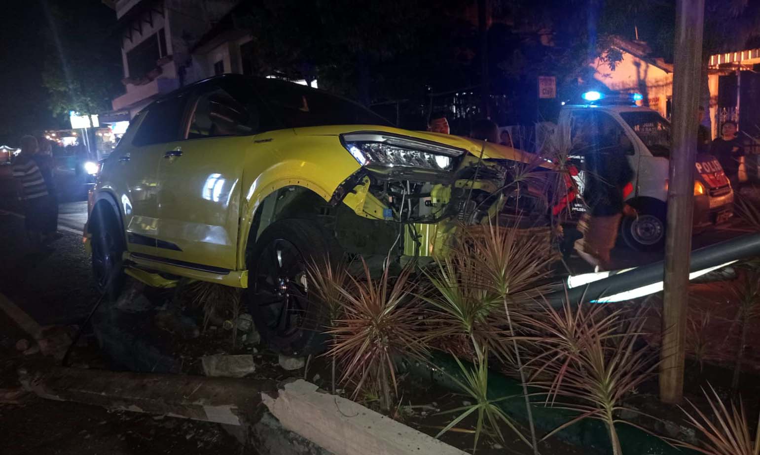 NANGKRING: Mobil Toyota Raize nopol L 1038 ACQ yang dikemudikan Novi Indriyati, 40, asal Kecamatan Gubeng, Kota Surabaya, saat mengalami kecelakaan.