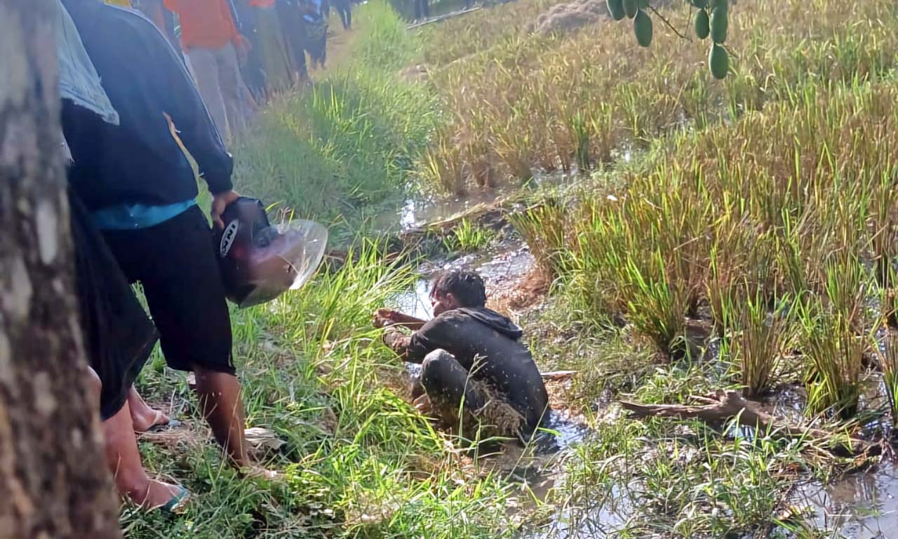 Rohmatul Lil Alamin, 26,  diamankan di sawah Desa Bandaran, Kecamatan Winongan, Kabupaten Pasuruan. Tangan kanannya putus dan hancur setelah bondet yang  dipegangnya meledak. Rohmatul  meninggal