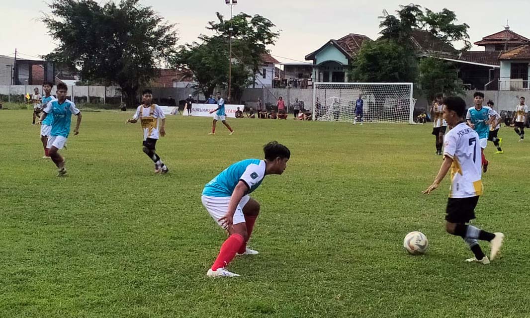 SAMA-SAMA GAGAL LOLOS: Pemain Pohjentrek FC saat melawan Kraton FC. Kedua tim sama-sama gagal lolos. (Rizal Syatori/ Radar Bromo)