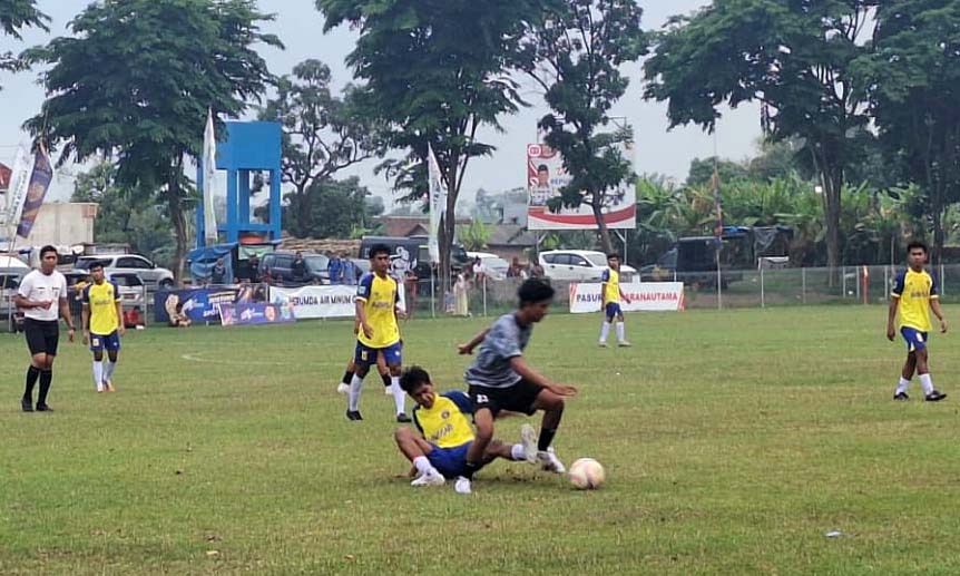 PESTA GOL: Pemain Purwosari berusaha melindungi bola dari kejaran pemain Pagerwojo FC. Laga itu dimenangi Purwosari FC dengan skor 7-1.