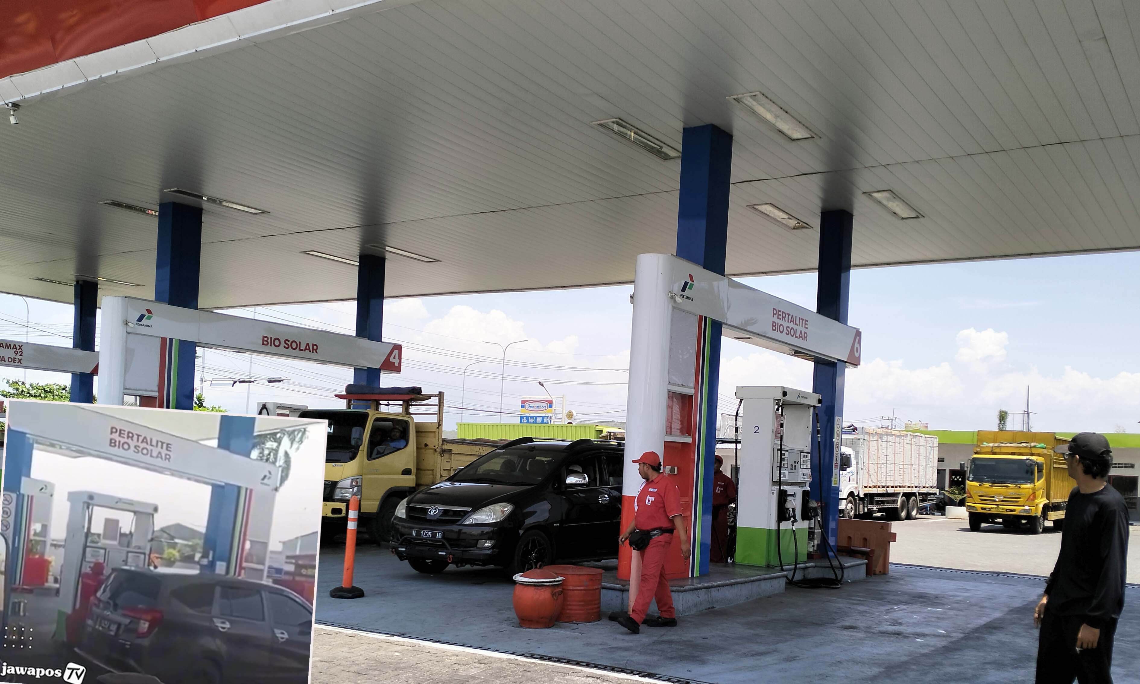 ANTRE: Pompa pengisian BBM SPBU di Desa Pajurangan, Kecamatan Gending. Inset, mobil Calya yang diisi dengan solar subsidi.