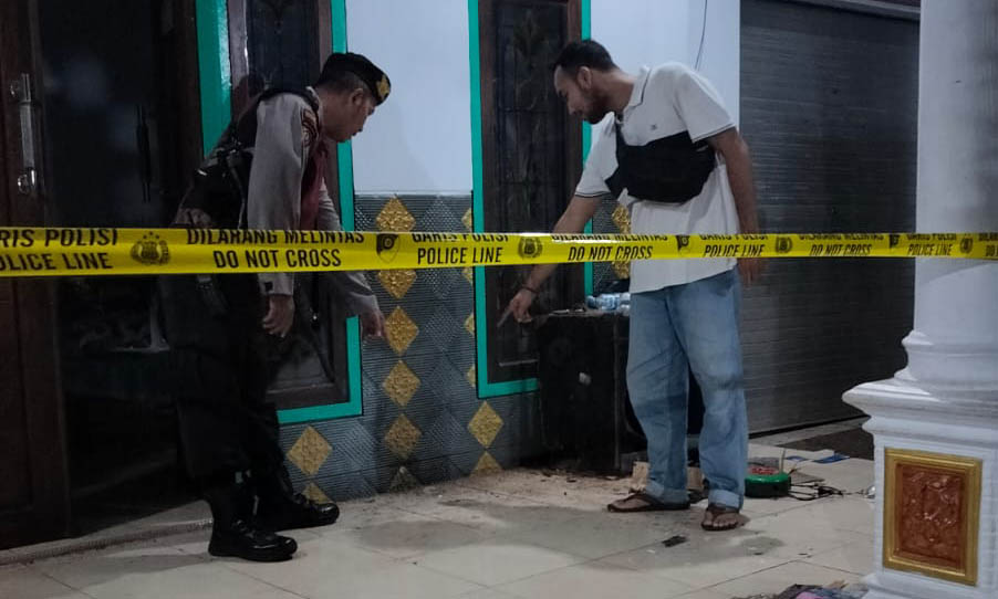 RUSAK: Personel Polsek Pasrepan melakukan olah TKP di rumah Ahmad Ali di Desa Sibon, yang dilempar bondet, Selasa (16/9) malam.