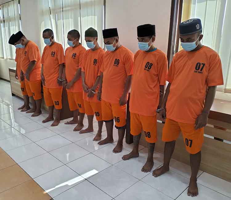 TAK BERKUTIK: Sejumlah tersangka peredaran sabu dan okerbaya hasil operasi Polres Probolinggo, digelandang ke Mapolres Probolinggo.
