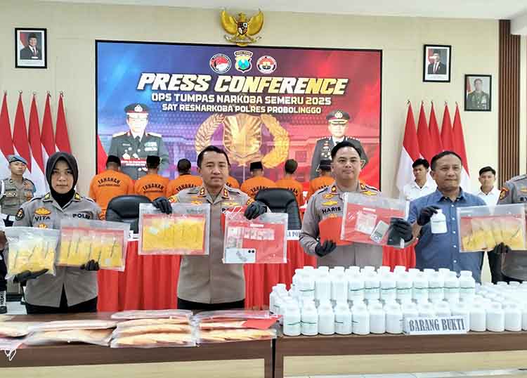 BARANG BUKTI: Kapolres Probolinggo AKBP M. Wahyudin Latif (tengah) menunjukkan barang bukti sabu dan okerbaya hasil Operasi Tumpas Semeru.