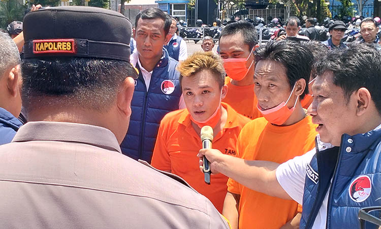 DIMINTAI KETERANGAN: Tersangka bandar narkoba, Kasnadi alias Guplek, 47, asal Dusun Badut, Desa Wonosunyo, Kecamatan Gempol saat dimintai penjelasan atas kejahatan yang dilakukannya.