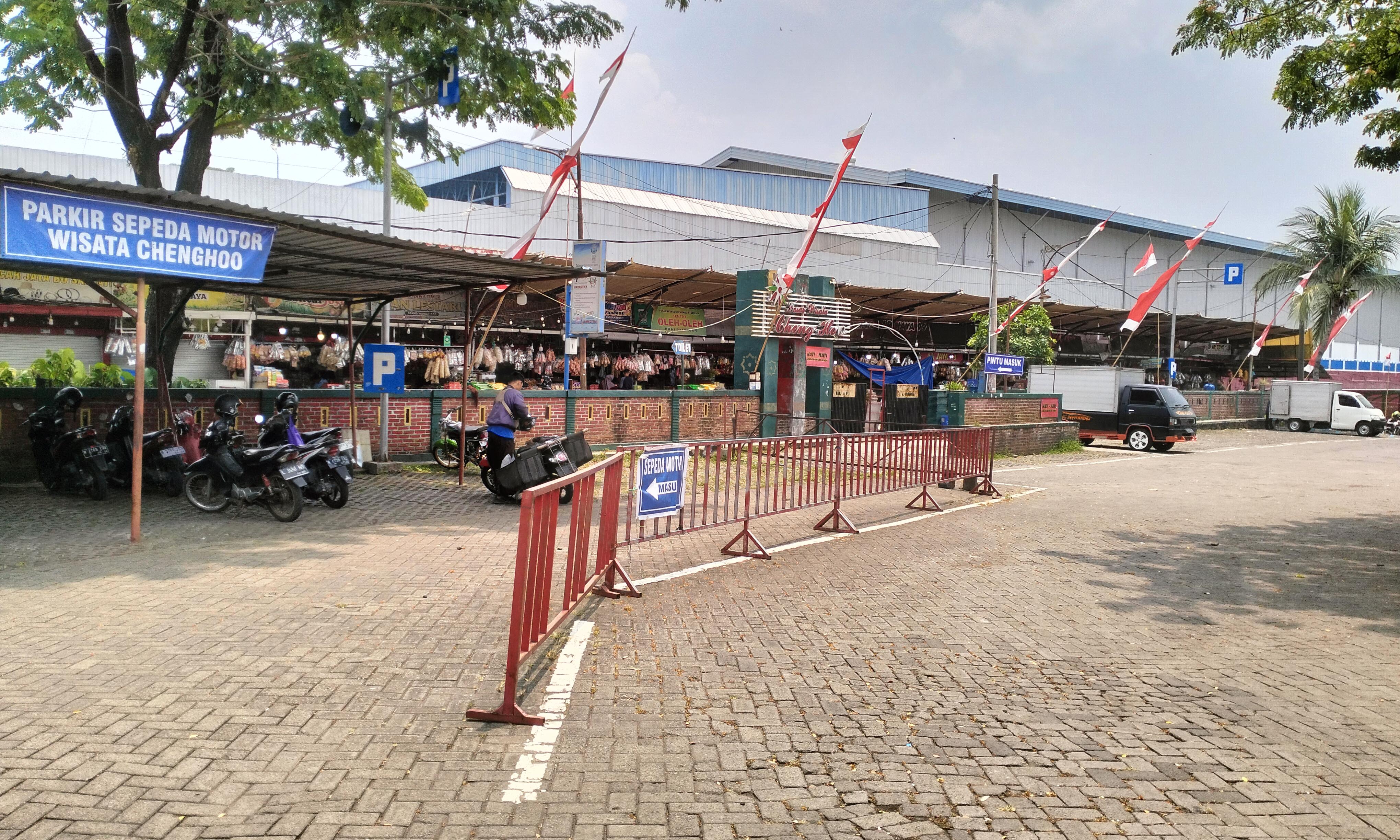 JADI JUJUKAN: Deretan stan pedagang yang menghiasi kawasan Pasar Wisata Cheng Hoo Pandaan. Pemkab Pasuruan berencana untuk mempermak kawasan setempat, dengan menyiapkan dana ratusan juta sebagai ranca