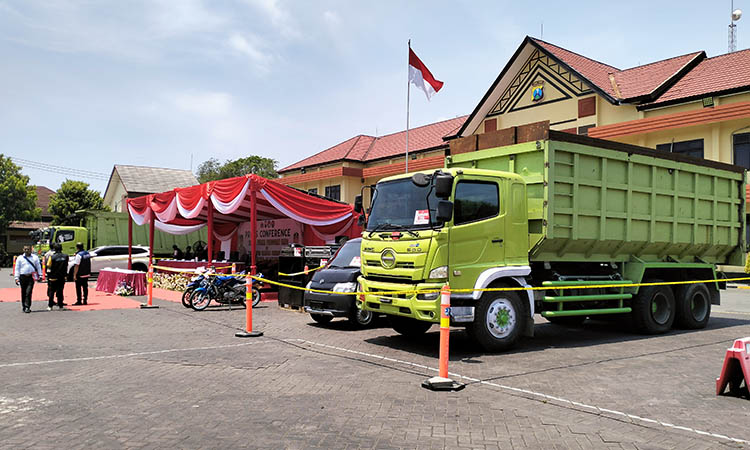 DIPAJANG: Deretan barang bukti hasil dugaan TPPU yang berhasil diamankan kepolisian. Barang-barang senilai Rp 3 miliar itu, berhasil disita dari pengungkapan kasus narkoba.