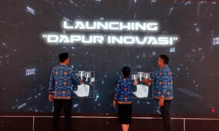 LAUNCHING: Sekda Kabupaten Pasuruan Yudha Triwidya Sasongko (kiri) bersama Kepala Bappelitbangda Bakti Jati Permana dan Kabid Litbang Rosalina Yunita Chandra melaunching Dapur Inovasi, Rabu (17/9).