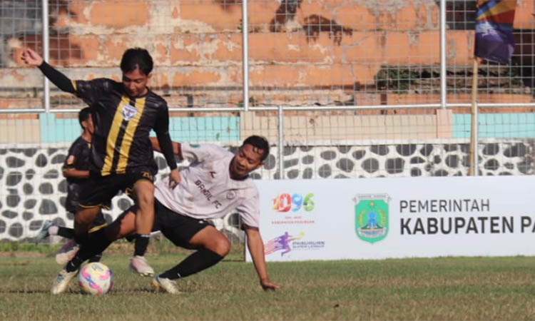 SAMA KUAT: Pemain SS Purwodadi (kostum hitam) saat berebut bola dengan pemain Bangil FC.