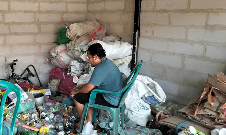 PROSES PEMILAHAN: Petugas bank sampah BUMDes Sumber Rejeki Sokaan saat memilah sampah milik warga untuk disetorkan ke pengepul besar.