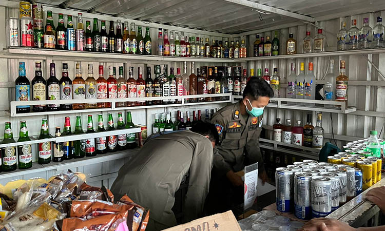 DIAMANKAN: Lebih dari seratus botol berhasil diamankan Satpol PP Kabupaten Pasuruan dalam penggerebekan yang dilakukan di sebuah warung, Dusun Jetak, Desa Karangjati, Kecamatan Pandaan.