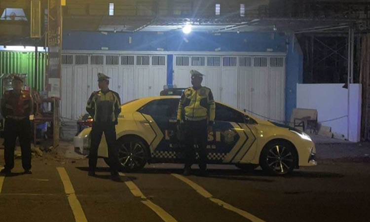 HAMPIR TIAP WEEKEND: Patroli jajaran kepolisian di Jalan Panglima Sudirman, Kota Pasuruan saat Sabtu malam. Seringnya aksi balap liar membuat Polres Pasuruan Kota mencetuskan ide untuk membangun sirku