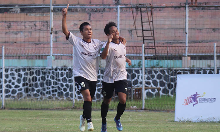 PEMAIN TIMNAS: Hanif Ramadhan (kanan) merayakan gol pertama Bangil FC ke gawang SS Purwodadi, dalam laga di Stadion R Soedrasono, Pogar, Bangil, Jumat (19/9) sore.