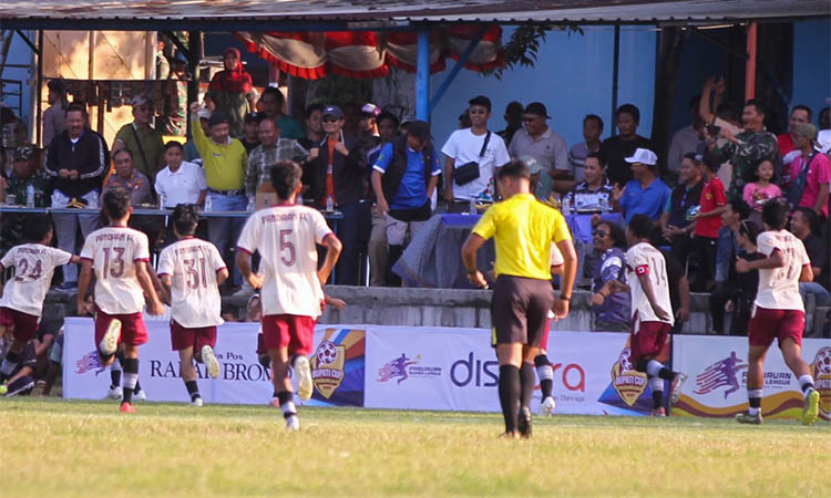 SAPA PENONTON: Pemain Pandaan merapat ke tribun penonton di Lapangan Plumbon, Kamis (19/9) sore. Pandaan FC akhirnya memenangi laga dengan skor 1-0.