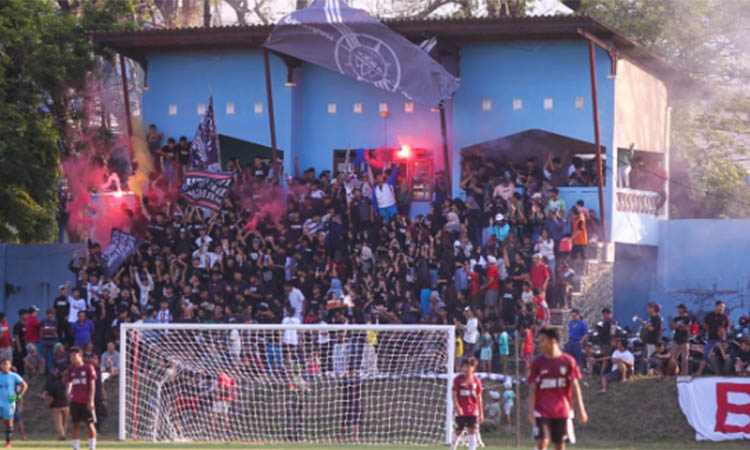 ANTUSIAS: Penonton di Lapangan Plumbon yang menyaksikan jalannya laga.
