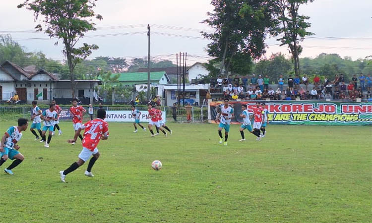 SENGIT SAMPAI AKHIR: Laga antara Tosari FC (kostum putih hijau) saat meladeni Sukorejo United di Lapangan Ngadimulyo, Jumat (19/9) sore. Laga ini dimenangkan Sukorejo United.