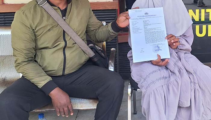 MINTA DIUSUT: Keluarga korban seusai melapor ke Polres Pasuruan, Kamis (18/9). (M Busthomi/ Radar Bromo)