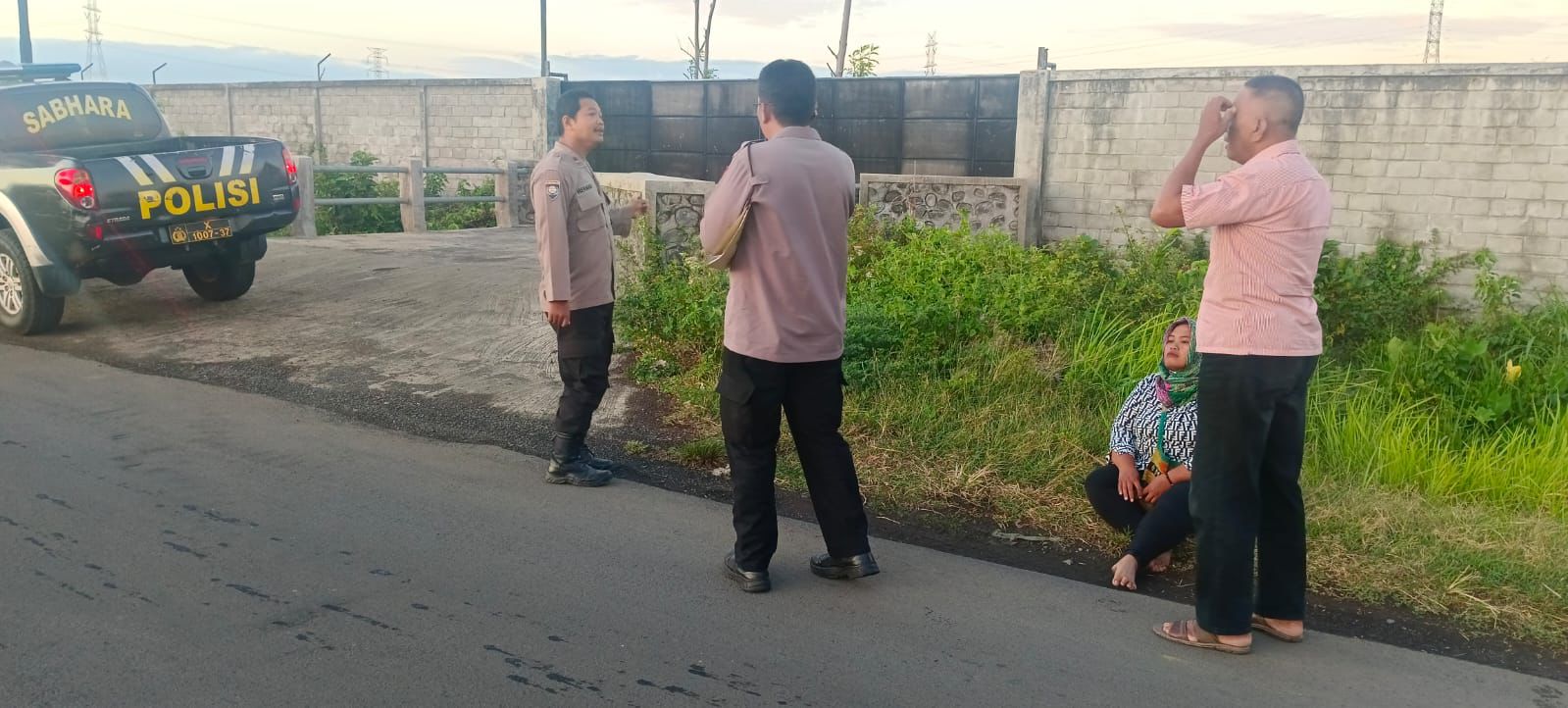 : Anggota kepolisian Polsek Tegalsiwalan dan dari Satreskrim Polres Probolinggo melakukan olah TKP di jalan Desa Sumberbulu, Kecamatan Tegalsiwalan, Kabupaten Probolinggo, Jumat (19/9)