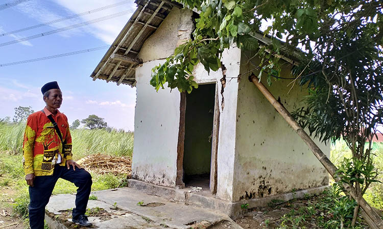 KRAMAT BUKOL: Perangkat Desa Paras Wirso berada di lokasi yang dipercaya menjadi tempat menetesnya darah Kiai Joyo Lelono yang luka saat mengembara.