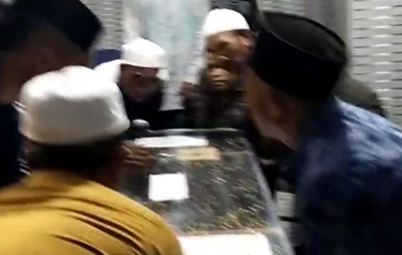 PULANG: Jenazah Musleh, 42, PMI warga Dusun Komalang, Desa Ranuagung, Kecamatan Tiris, saat hendak dipulangkan ke rumah duka dari Malaysia.