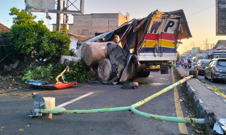 NAHAS; Truk wing boks yang berhenti setelah menabrak dua mobil, teras rumah warga di jalur Malang-Pasuruan tepatnya di ruas Purwosari, Senin (22/9) dini hari.