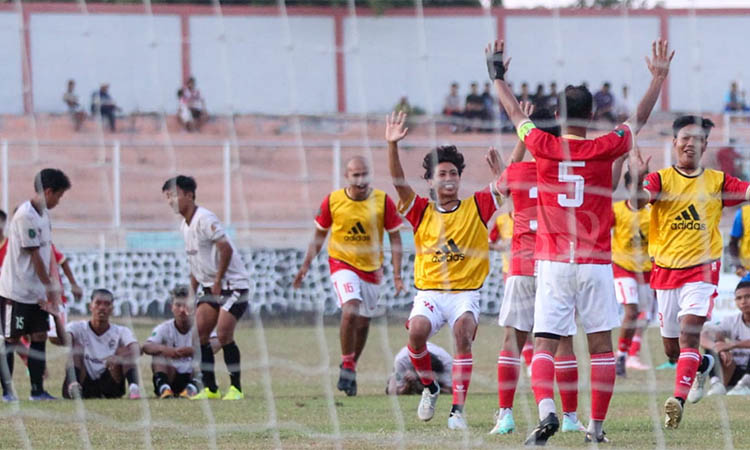 LOLOS SEMIFINAL: Pemain Nguling FC (kostum merah) merayakan kemenangan dalam drama adu penalti, dalam laga 8 besar, di Stadion R Soedarsono, Bangil, Senin (22/9) sore.