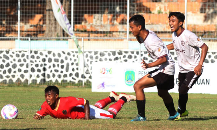 DIKAWAL KETAT: Striker Nguling FC Ali Mashori yang terjatuh saat ditempel pemain Bangil FC.