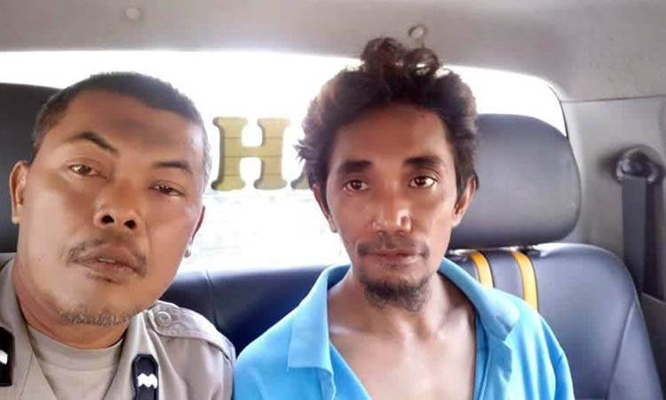 DIAMANKAN: Terduga pelaku penusukan istrinya sendiri, Muchidbur Ridho, 41, warga Dusun Curah Dukuh Barat, Desa Curah Dukuh, Kematan Kraton, Kabupaten Pasuruan, saat diamankan petugas.