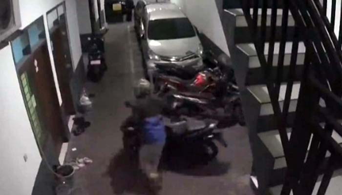 DICURI:  Seorang terduga pencuri motor terekam CCTV saat mencuri motor (screenshoot CCTV)