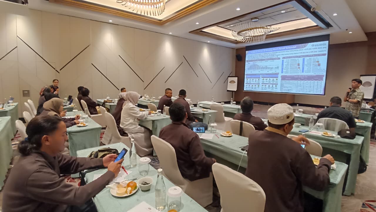 Deputi Kepala Kantor Perwakilan BI Malang, Dedi Prasetyo saat menyampaikan materi tentang Perkembangan Perekonomian Terkini di Wilayah Kerja BI Malang dalam acara Capacity  Building Wartawan.