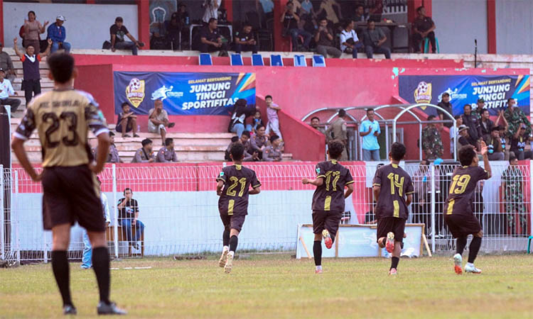 HORE: Pemain Gempol FC merayakan kemenangan atas Sukorejo United saat keduanya bertemu di Stadion R Soedrasono.