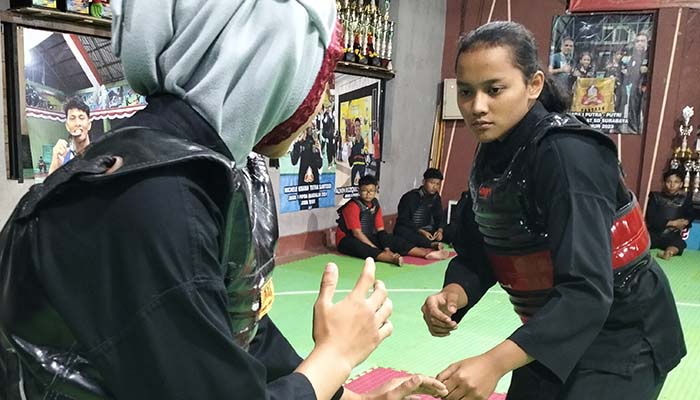 LEVEL ASIA: Faradina Hamdi (kanan) saat berlatih. (Rizal Syatori/ Radar Bromo)
