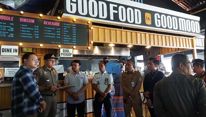 Kepala Satpol PP Kota Probolinggo Pujo Agung S (dua dari kiri) saat melakukan penutupan sementara pada Mie Gacoan Probolinggo.