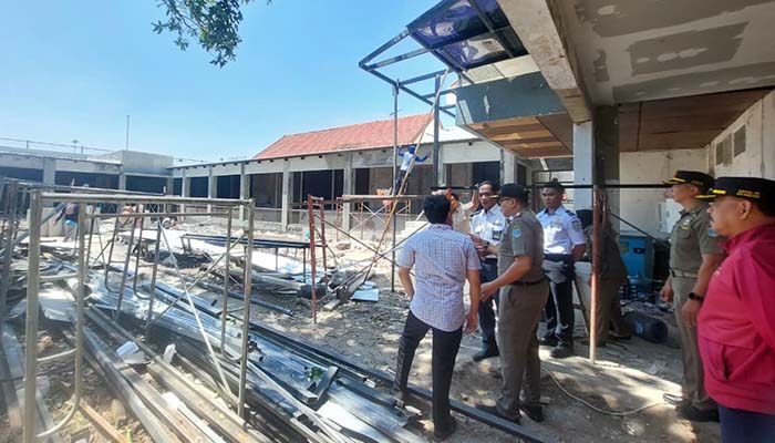 TEMPAT PARKIR: Satpol PP Kota Probolinggo bersama tim gabungan meninjau renovasi lahan di belakang Resto Mie Gacoan yang akan dijadikan kantong parkir baru.