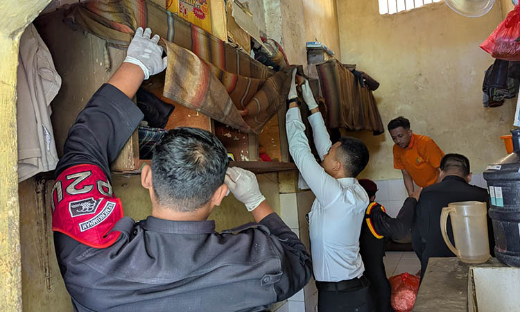 PERIKSA: Petugas Rutan Bangil saat melakukan pemeriksaan ruang tahanan. Hal ini dilakukan, untuk memastikan tidak adanya narkoba dan barang berbahaya yang disimpan warga binaan.