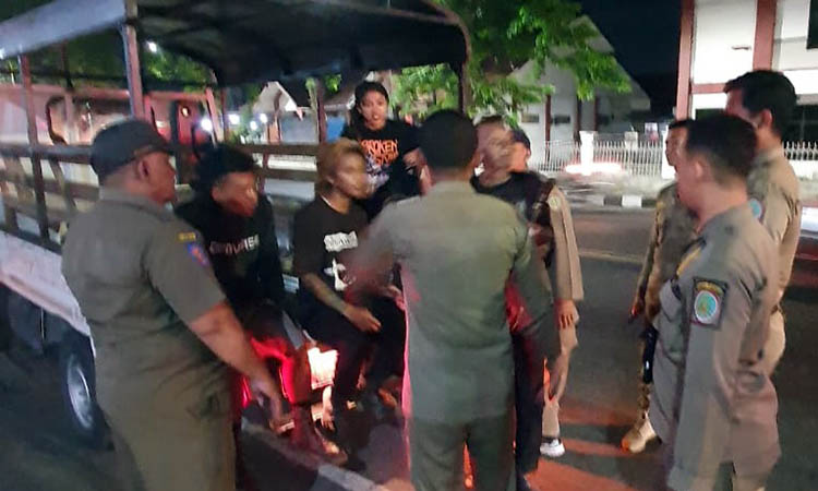 RAZIA: Empat anak punk yang diamankan petugas. Mereka diberi pembinaan, supaya tidak mengulangi perbuatannya.