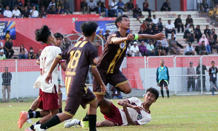 TAK BERDAYA: Kapten SS Purwodadi Nofi Atmaja mengejar bola saat bertanding di Stadion R Soedrasono, Rabu (24/9) sore. Laga ini dimenangkan Pandaan FC melalui drama adu penalti.