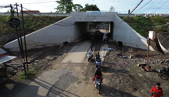RUSAK: Jalan sepanjang 3 kilometer, mulai dari Desa Sumberanyar, Kecamatan Paiton hingga wilayah Kotaanyar, rusak parah terdampak pengerjaan Jalan Tol Probowangi.