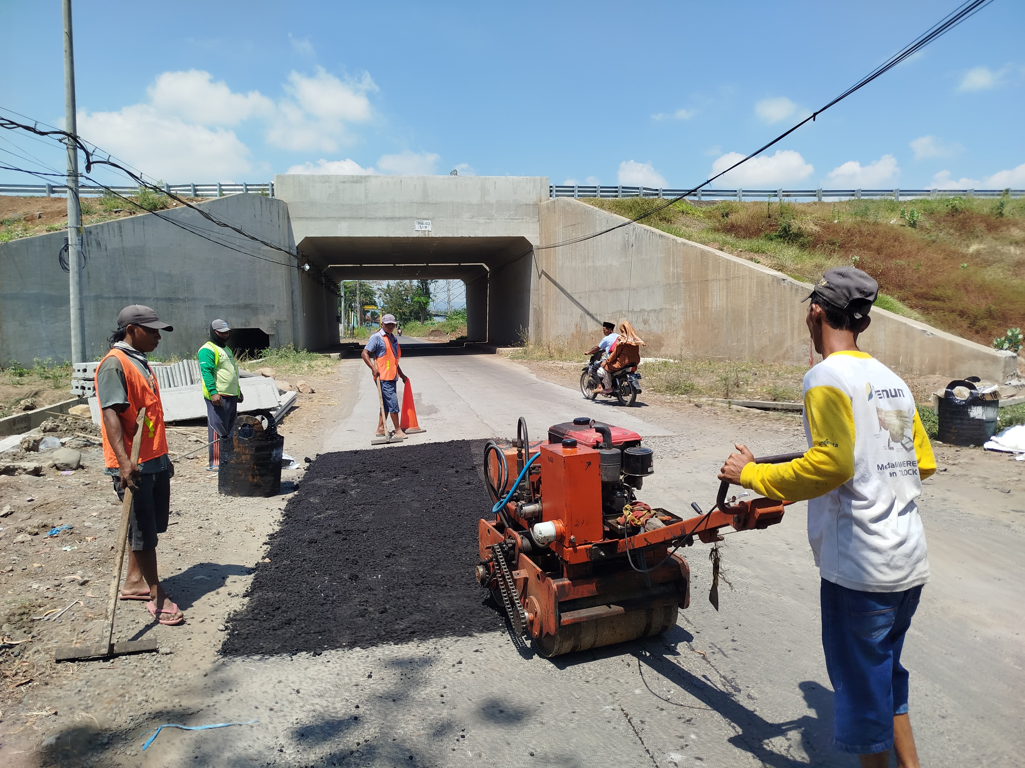 RAMPUNG: Perbaikan ruas jalan Semampir-Wangkal di Kecamatan Krejengan dikerjakan oleh KSO Paket 1 Jalan Tol Probowangi.