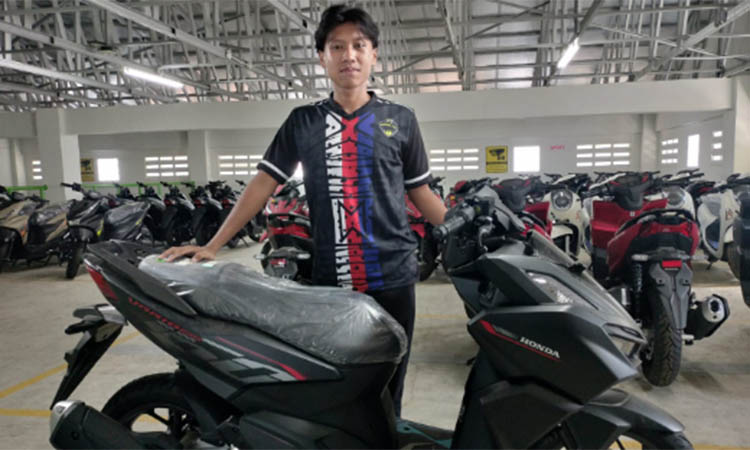 BARU: Jiddan Choiron bersama motor barunya yang dibelikan sang ayah.